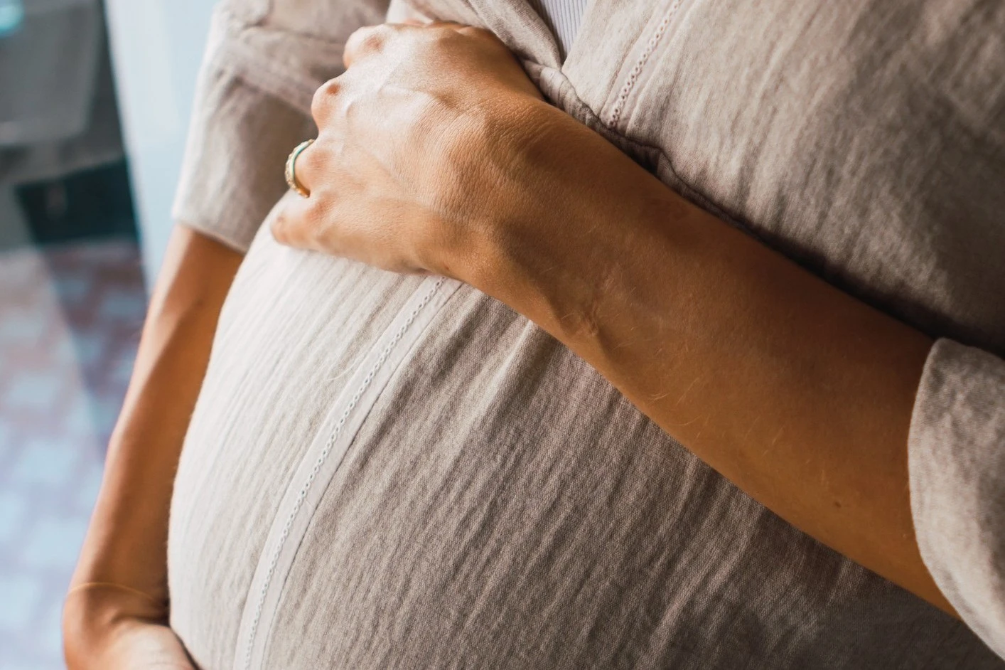 Schwangere Frau in heller, ruhiger Atmosphäre