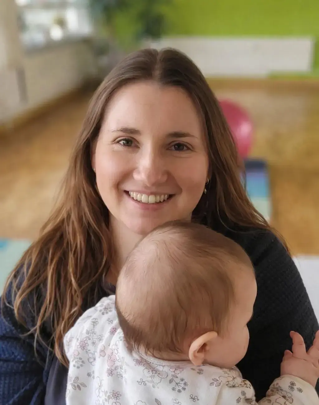 Anna-Lena Schäfer in heller, freundlicher Umgebung